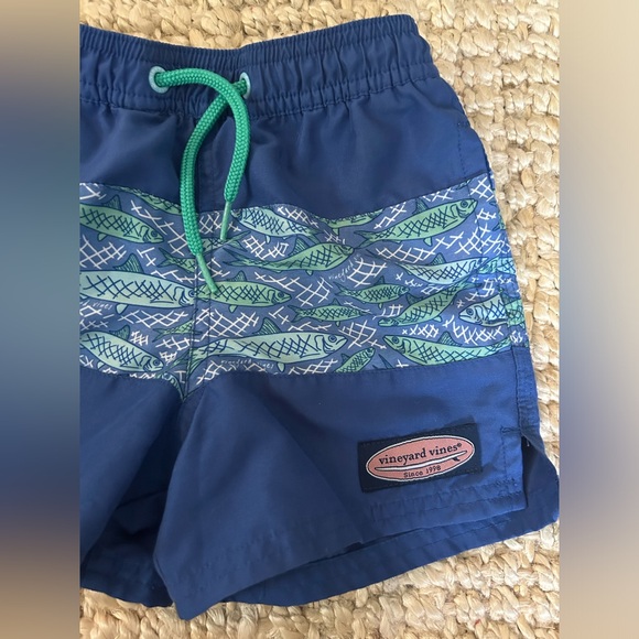 Vineyard vines swim trunks - Picture 2 of 4